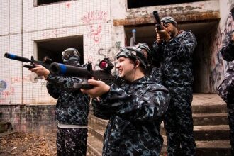 Бойцы LASERWAR на ступенях, готовые к атаке.
