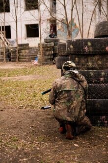 Боец LASERWAR в маскировке, готов к обороне.