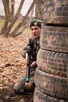 Боец LASERWAR за шинами, готов к атаке.
