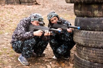 Парная оборона: игроки LASERWAR в маскировке за шинами.