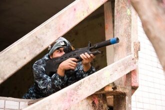 Взгляд через прицел: игрок LASERWAR в обороне.
