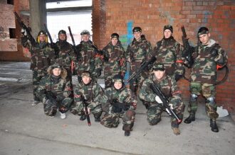 Команда LASERWAR готова к бою в заброшенном здании