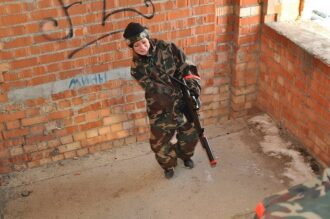 Игрок LASERWAR в камуфляже с винтовкой