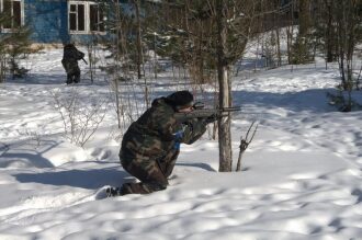 Снайпер LASERWAR в засаде среди снега