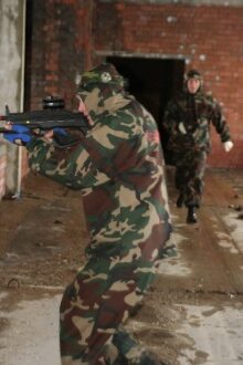 Игрок LASERWAR прицеливается в разрушенном здании