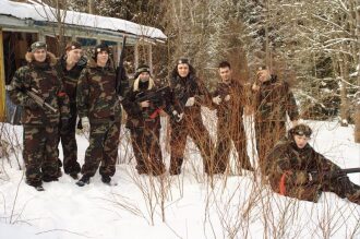 Команда LASERWAR в заснеженном лесу у развалин