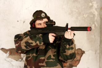 Прицельный выстрел из лазертаг-винтовки LASERWAR
