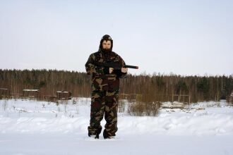 Лазертаг-боец в камуфляже с винтовкой LASERWAR