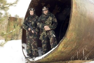 Два бойца LASERWAR в зимней засаде