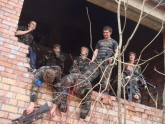 Бойцы LASERWAR занимают выгодные позиции в руинах.