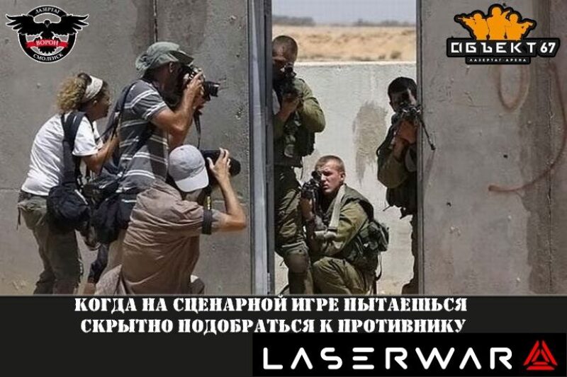 Фотографы документируют напряженный момент игры.