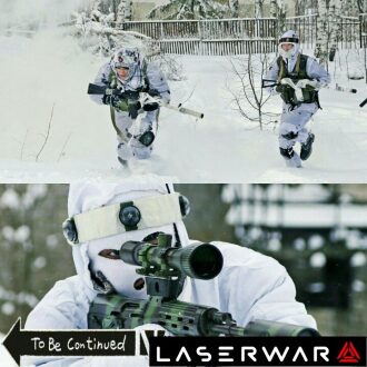 Снайпер LASERWAR в заснеженном лесу ведет прицельный огонь.