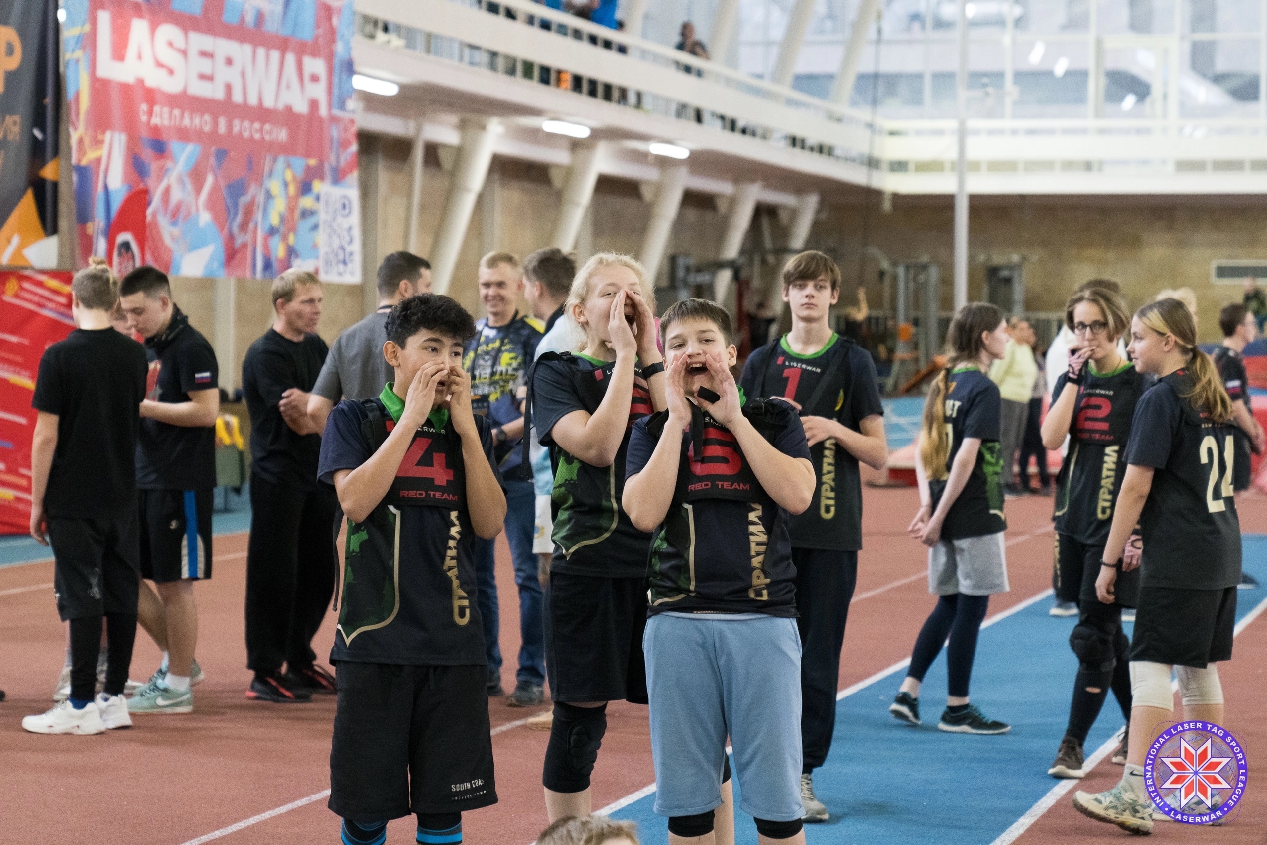 Команда поддерживает игроков на турнире по спортивному лазертагу Golden Cup