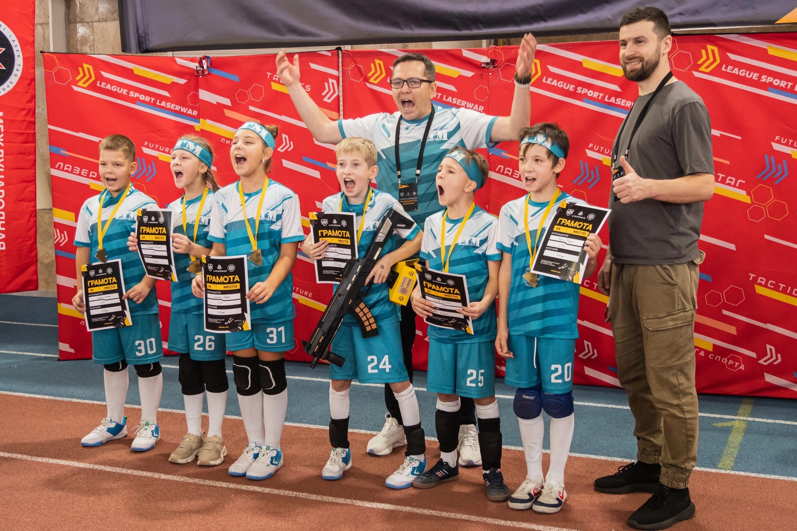 Победители турнира Golden Cup по спортивному лазертагу с медалями