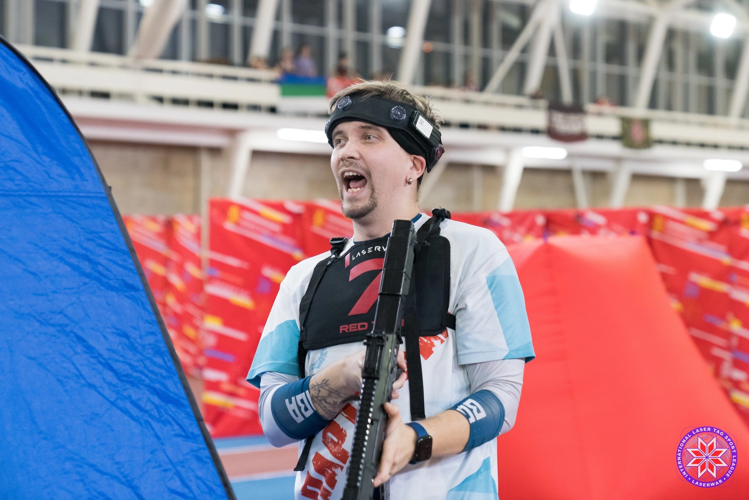 Игрок спортивного лазертага с тагером LASERWAR на турнирной площадке