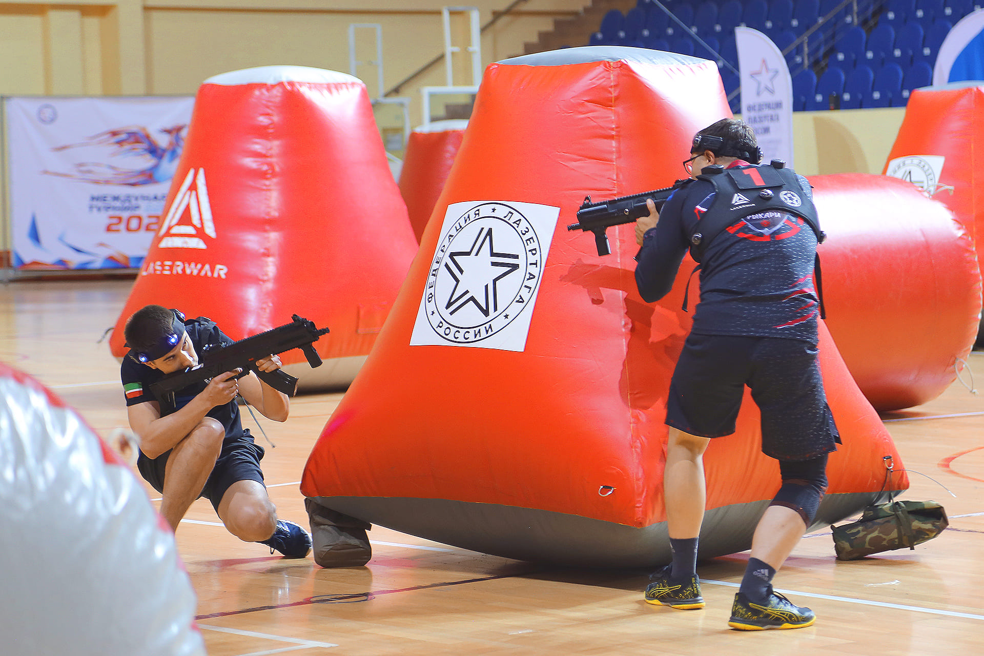 Игроки LASERWAR соревнуются за укрытиями на турнире по спортивному лазертагу