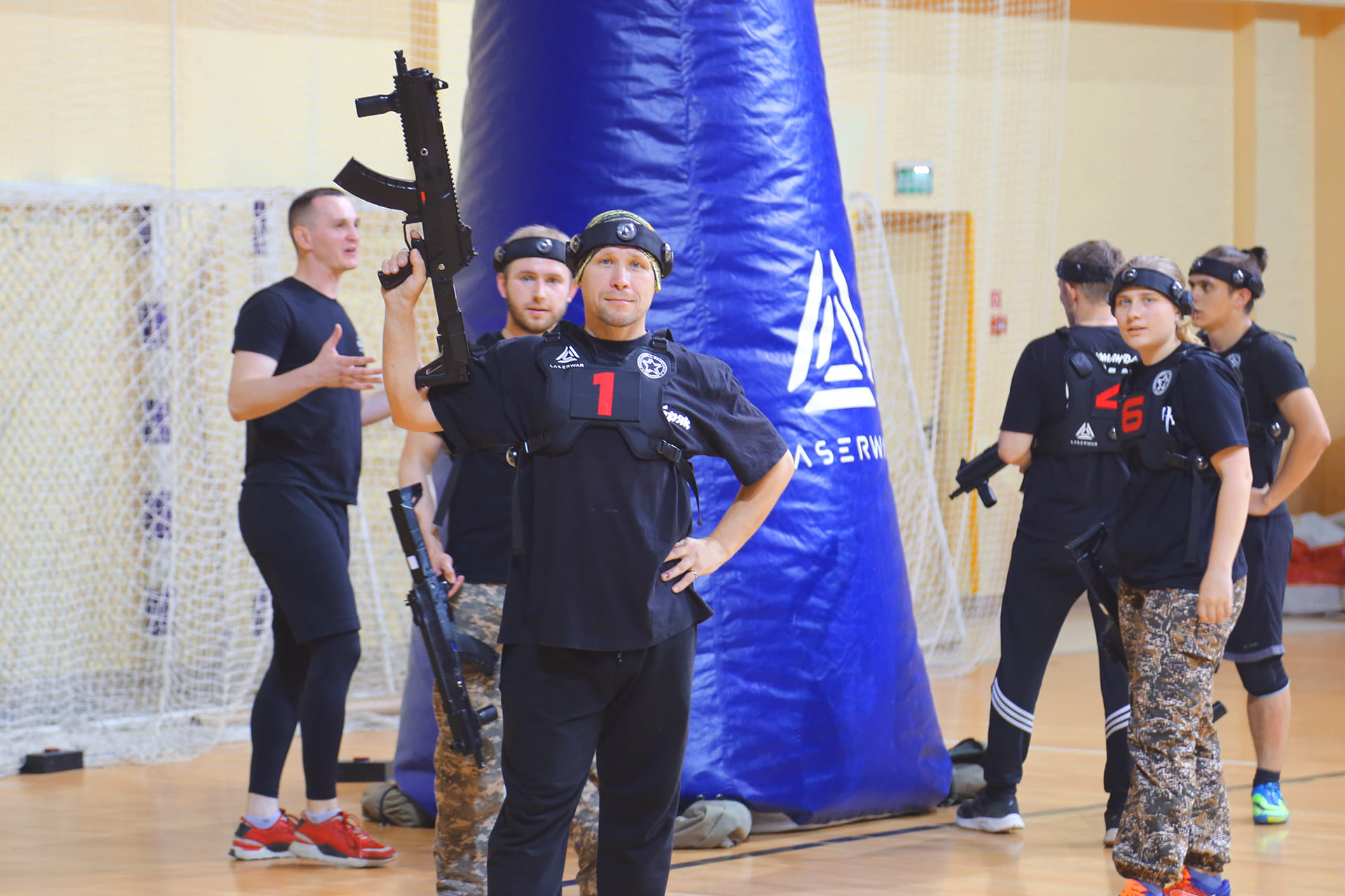 Команда LASERWAR на поле для спортивного лазертага перед матчем
