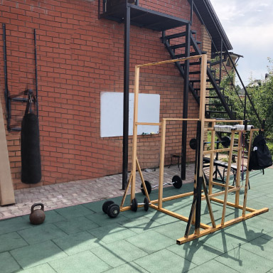 Спортивная площадка со оборудованием для тренировок