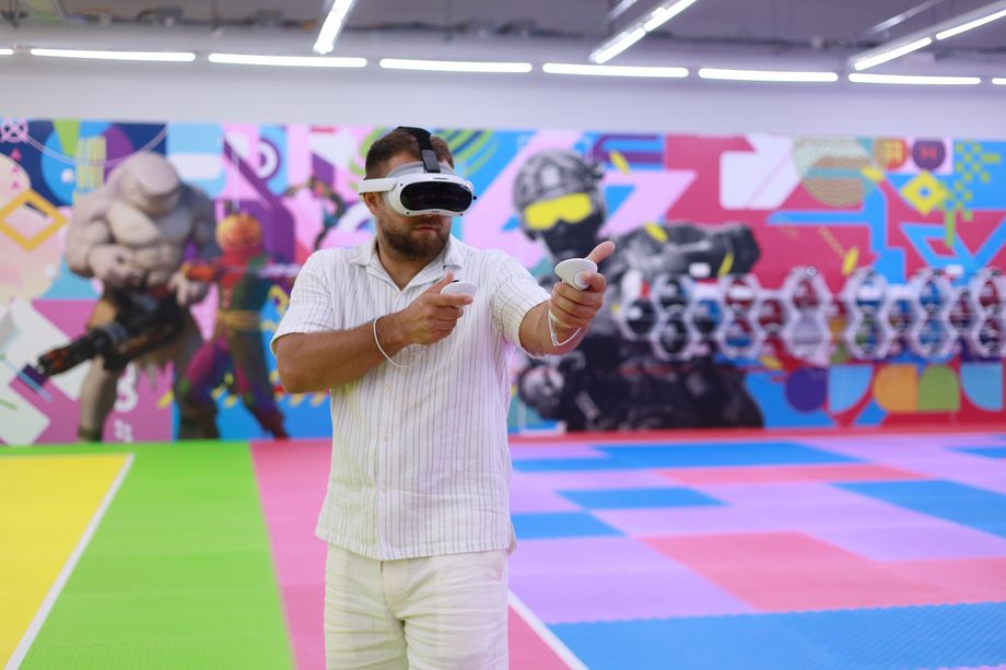 Система «Соты» с подсветкой в интерьере VR-арены