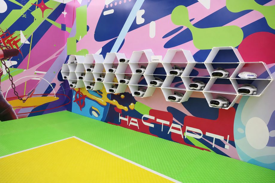 Масштабируемая конфигурация модулей «Соты» на стене VR-арены